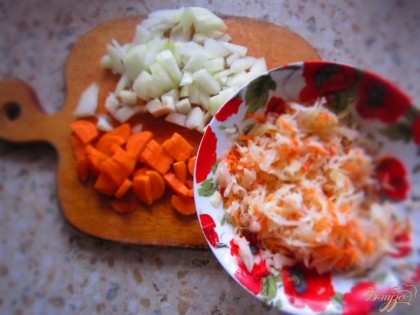 Лук и морковь очистить и нарезать. Квашенную капусту вымочить в воде, отжать, что бы не была сильно кислая.