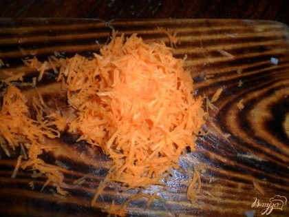 Морковь натереть на мелкой терке, добавить в суп. Проварить бульон с овощами и печенью 15-20 минут.