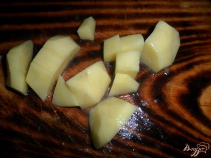 Картофель почистить, помыть и  нарезать кубиками, добавить в суп.