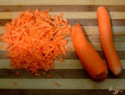 Морковь чистим, моем и трём на тёрке с крупными отверстиями.