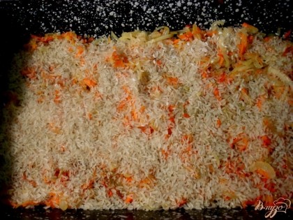 На рис и морковь выкладываем сверху сухой рис.
