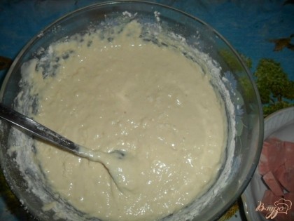 В кефир добавить соду  и перемешать затем добавить соль и сахар и муку и перемешать, замесить тесто для ладок.