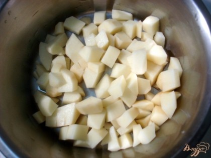 Картофель чистим и нарезаем кубиками и отправляем в грибной бульон. Варим.