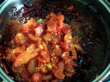 Когда овощи станут мягкими, добавим к ним томатный соус и помидоры, с которых заранее нужно снять кожицу.