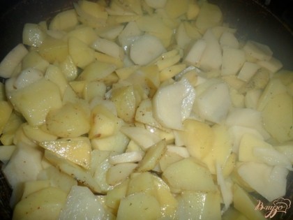 Картофель почистить, помыть, нарезать кусочками, положить в хорошо разогретую сковороду с растительным маслом, накрыть крышкой и жарить 10 минут, не забываем помешивать.