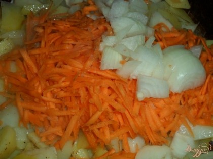 тем временем режим лук, трем на крупной терке морковь. Добавляем к картофелю и перемешиваем, продолжаем жарить до готовности картофеля, но уже без крышки.