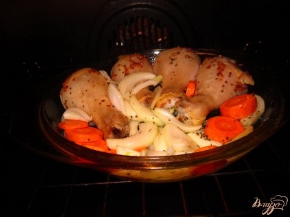 Куриные голени ставим запекаться в духовку на 1 час при температуре 180С. За 10 минут до готовности курицы добавьте посоленные овощи. Зерна горчицы можно собрать, они немного подгорают при запекании.