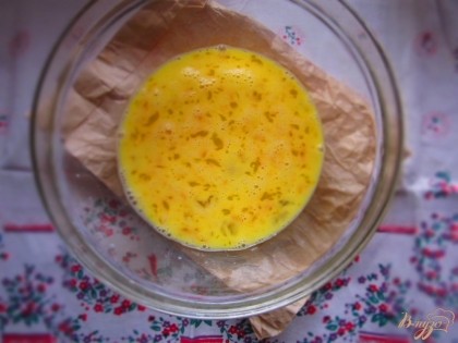 Выбейте яйца в миску, добавьте молоко, соль и перемешайте.