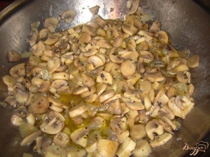 Грибы промойте,нарежьте. Лук очистить и мелко нарезать.На сковороду налейте растительное масло положите грибы, лук и приправить солью, сушеным базиликом. Жарить минут 15-20 до готовности грибов.