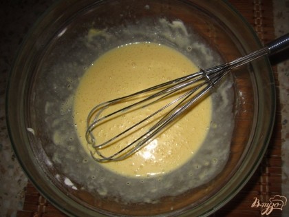В миске смешайте: яйца, майонез, муку, соль и перемешайте тесто до однородности.