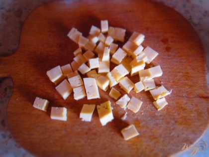Сыр нарежьте кубиком.