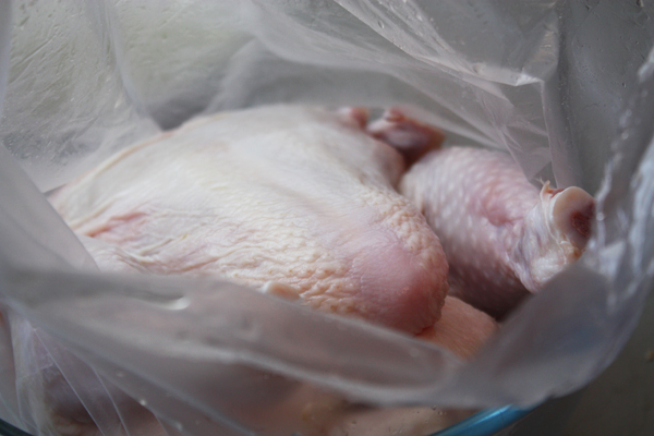 Курицу вымыть, обсушить и положить в полиэтиленовый пакет.