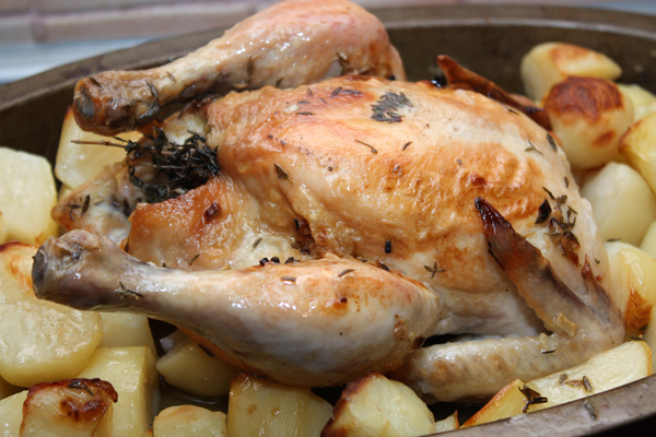Курицу положить в форму для запекания вместе с полуотваренным картофелем, который перед запеканием сбрызнуть оливковым маслом.  Запекать при 190-200 градусах 1-1,5 часа в зависимости от размера курицы. 