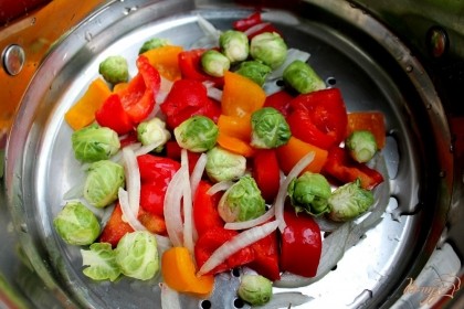 Брюссельскую капусту кладем в пароварку целиком. Овощи готовим на пару в течении 8-10 минут. Готовые овощи обдаем холодной водой и выкладываем на тарелки.