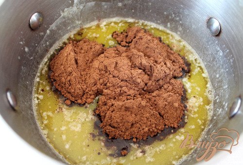 Жидкость в кастрюле нагрелась и стала однородной, значит пора добавлять какао и все перемешивать.