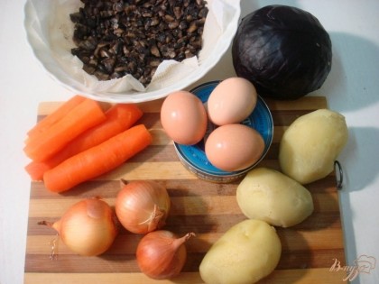 Для салата нам понадобится картофель, морковь, лук, рыбная консерва, яйца, шампиньоны, краснокачанная капуста.