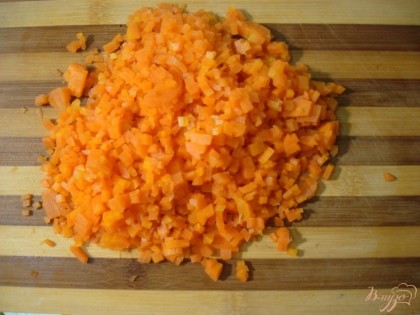 Морковь варим и нарезаем мелкими кубиками.