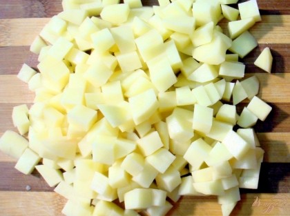 Картофель отвариваем и нарезаем мелкими кубиками.