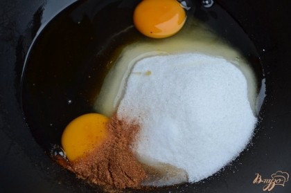 Яйца, сахар, мед, корицу и соду (не гасить) перемешать.