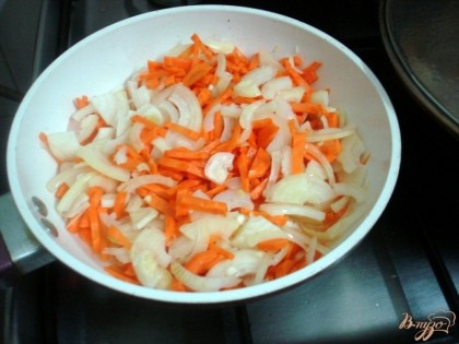 Лук и морковь ставим жариться на второй половине масла.