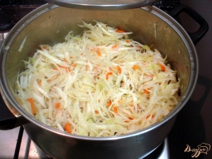 Когда лук и морковь станут слегка мягкими, отправим к ним мелко нарезанную капусту.