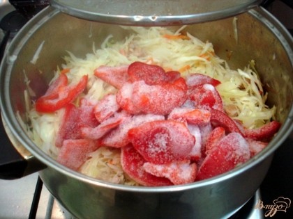 Минут за 15 до конце приготовления отправим к овощам и мясу томатный соус и болгарский перец. Солим, перчим по вкусу.