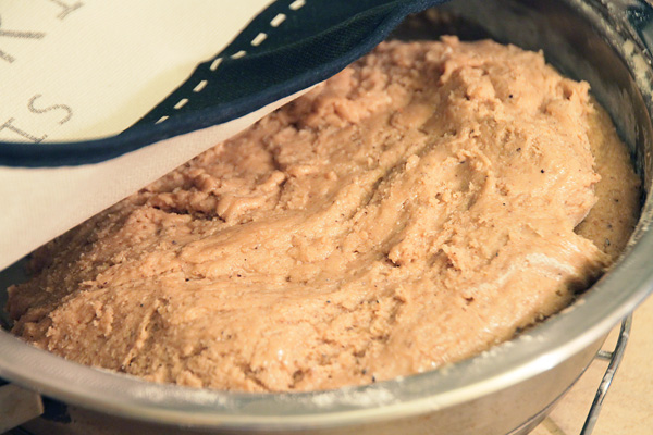 В масляно-медовую смесь добавляем соль, какао и подмешиваем пряности. Когда остынет до тёплого состояния, смешиваем с яйцом.    Муку перемешиваем с разрыхлителем и постепенно добавляем к пряничной смеси. Оставляем тесто на 3-4 часа.