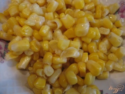 С кукурузы слить жидкость, добавить в салат.