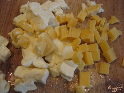 Нарезать плавленый и голландский сыр.