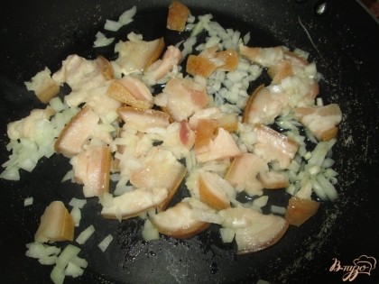 На сковороду положить порезанное сало и лук, добавить немного подсолнечного масла и слегка поджарить.