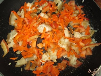 Затем добавить морковь и помидор. Потушить еще 2-3 минуты. Зажарка готова.