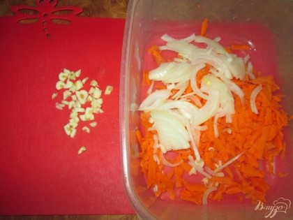 Морковь натереть на терке, лук порезать, чеснок измельчить.