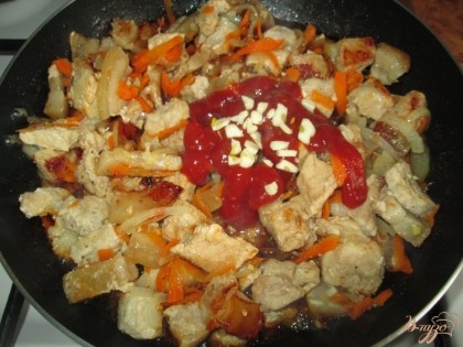 Добавить томатную пасту и чеснок. Перемешать и тушить еще 4-5 минут, пока мясо не станет мягким.