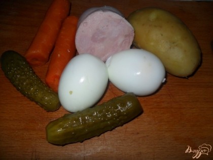 яйца, морковь и картофель отварить.