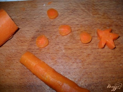 Из моркови которая у нас осталась, вырезаем кружочки и звездочку