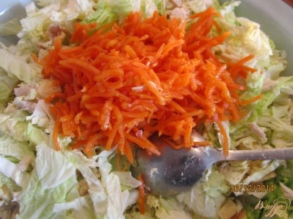 Добавляем корейскую морковь (не острую). Если она очень длинная, ее можно порубить на части.