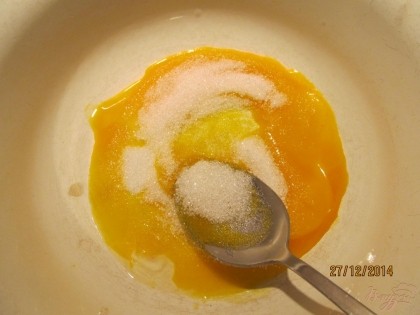 Готовим тесто для основы пирога. Для этого полстакана сахара перемешиваем с 2 желтками.