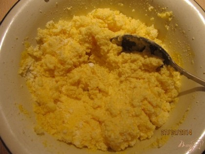 Творог смешиваем с 2 желтками, потом добавляем полстакана сахара и вымешиваем до однородной массы.