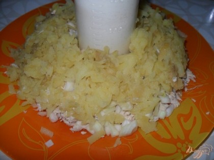 Следующий слой картофель натертый на терке, опять смазываем майонезом.