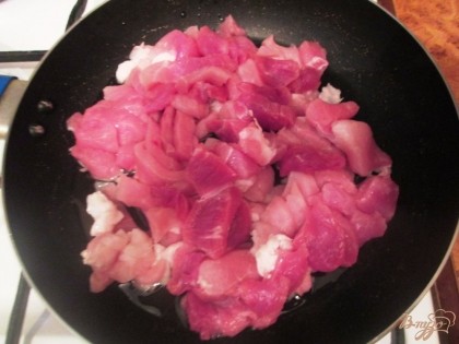 Мясо порезать маленькими кусочками. Жарить на растительном масле около 10-15 минут.