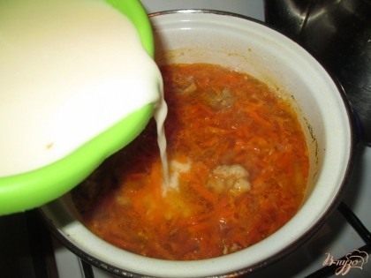 Влить муку с водой в кастрюлю тонкой струйкой, помешивая. Посолить и довести до кипения.