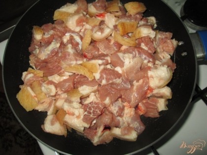 Мясо и сало порезать на небольшие кусочки. Уложить в сковороду, смазанную небольшим количеством растительного масла.