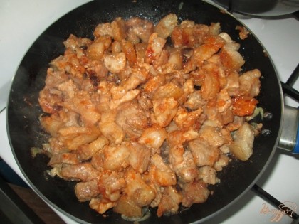 Когда шкварки (поджаренное сало) будут готовы, добавить томатную пасту (или кетчуп), посолить и поперчить.Жарить до готовности мяса.