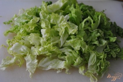 Нарезать мелко салат латук