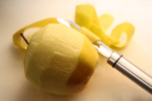 Яблоко (лучше использовать сорт "Гренни Смит") очистить от кожуры и сердцевины и нарезать небольшими кусочкам.