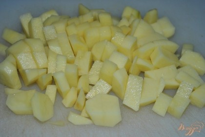 Очистить и нарезать картофель кубиками