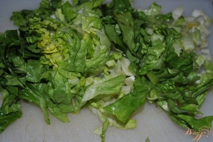 Нарезать салат латук