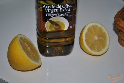Заправить салат лимонным соком и оливковым маслом и хорошо перемешать