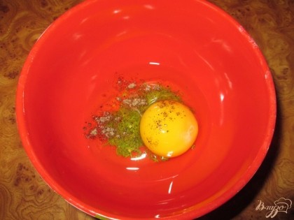 В миску разбить яйца, добавить сушеный укроп, соль и черный перец.
