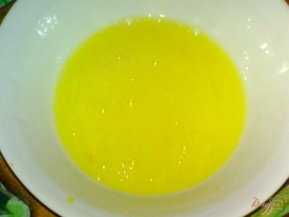 Яйца взбейте, добавьте лимонный сок и имбирь.